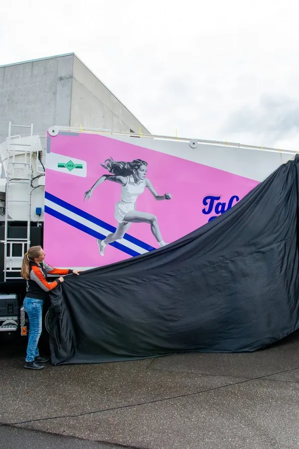 Enthüllung des Talturnfest-Logos auf dem Festmobil
